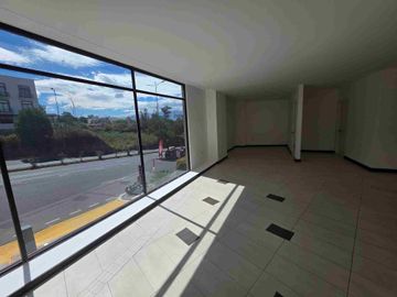 Arriendo local comercial Cumbayá cerca a la Universidad San Francisco av principal Paseo San Francisco