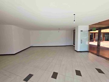 Arriendo local comercial Cumbayá cerca a la Universidad San Francisco av principal Paseo San Francisco