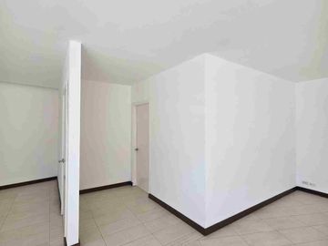 Arriendo local comercial Cumbayá cerca a la Universidad San Francisco av principal Paseo San Francisco
