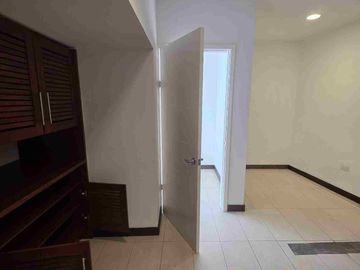 Arriendo local comercial Cumbayá cerca a la Universidad San Francisco av principal Paseo San Francisco