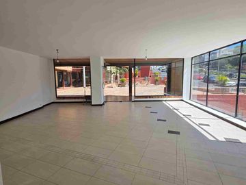 Arriendo local comercial Cumbayá cerca a la Universidad San Francisco av principal Paseo San Francisco