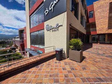 Arriendo local comercial Cumbayá cerca a la Universidad San Francisco av principal Paseo San Francisco