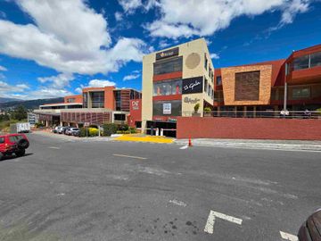 Arriendo local comercial Cumbayá cerca a la Universidad San Francisco av principal Paseo San Francisco