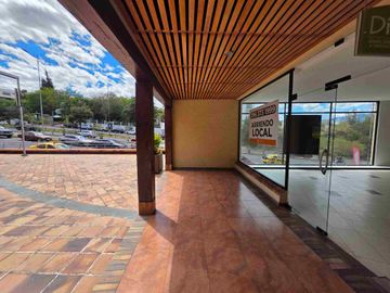 Arriendo local comercial Cumbayá cerca a la Universidad San Francisco av principal Paseo San Francisco