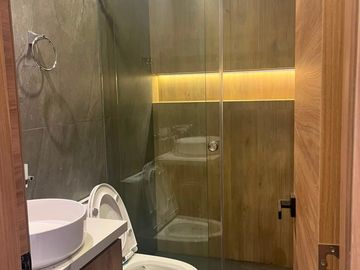 Suite mono-ambiente de venta con terraza enorme en la Remigio Crespo, cerca del Centro Historico de Cuenca y Universidad de Cuenca