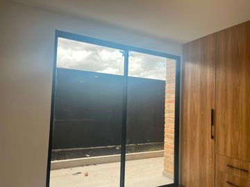 Suite mono-ambiente de venta con terraza enorme en la Remigio Crespo, cerca del Centro Historico de Cuenca y Universidad de Cuenca