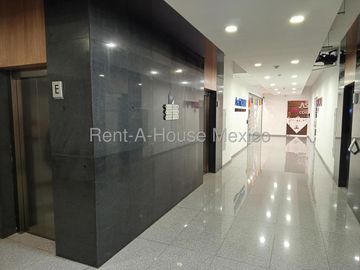 Oficina Amueblada en Venta en Centro Sur | 356 m² | Más de 70 Estaciones de Trabajo | Seguridad 24/7 / DG