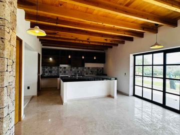 Casa sin Muebles ,4 recámaras.