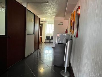 En RENTA… Local Comercial, Ubicado en Plaza Comercial San Carlos, Metepec