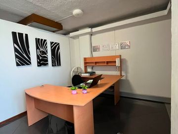 En RENTA… Local Comercial, Ubicado en Plaza Comercial San Carlos, Metepec
