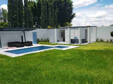 Residencia en renta o venta alberca, gran jardín cuarto de servicio 1 Recámara en PB con vestidor y baño, otras 4 en PA, sala TV y más