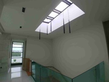 Residencia en renta o venta alberca, gran jardín cuarto de servicio 1 Recámara en PB con vestidor y baño, otras 4 en PA, sala TV y más