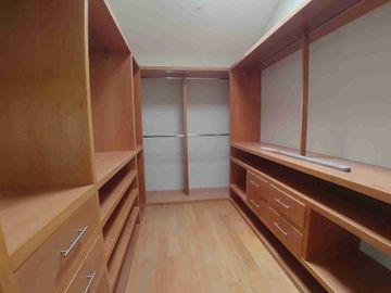 Residencia en renta o venta alberca, gran jardín cuarto de servicio 1 Recámara en PB con vestidor y baño, otras 4 en PA, sala TV y más