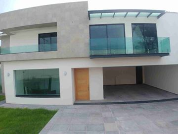 Residencia en renta o venta alberca, gran jardín cuarto de servicio 1 Recámara en PB con vestidor y baño, otras 4 en PA, sala TV y más