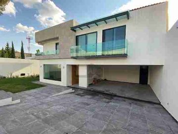 Residencia en renta o venta alberca, gran jardín cuarto de servicio 1 Recámara en PB con vestidor y baño, otras 4 en PA, sala TV y más
