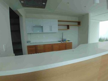 Residencia en renta o venta alberca, gran jardín cuarto de servicio 1 Recámara en PB con vestidor y baño, otras 4 en PA, sala TV y más