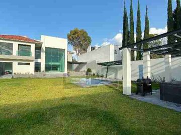 Residencia en renta o venta alberca, gran jardín cuarto de servicio 1 Recámara en PB con vestidor y baño, otras 4 en PA, sala TV y más