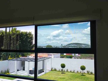 Residencia en renta o venta alberca, gran jardín cuarto de servicio 1 Recámara en PB con vestidor y baño, otras 4 en PA, sala TV y más