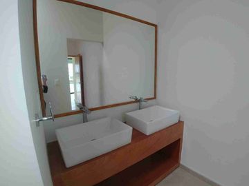 Residencia en renta o venta alberca, gran jardín cuarto de servicio 1 Recámara en PB con vestidor y baño, otras 4 en PA, sala TV y más