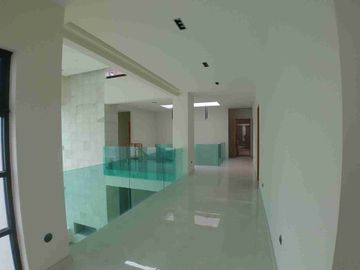 Residencia en renta o venta alberca, gran jardín cuarto de servicio 1 Recámara en PB con vestidor y baño, otras 4 en PA, sala TV y más