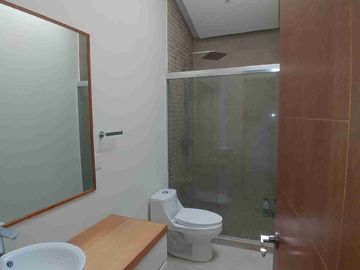 Residencia en renta o venta alberca, gran jardín cuarto de servicio 1 Recámara en PB con vestidor y baño, otras 4 en PA, sala TV y más