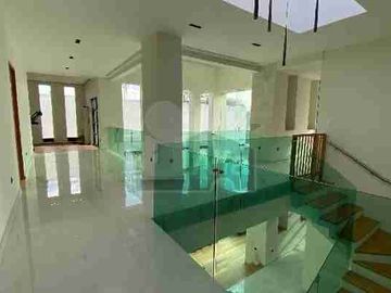 Residencia en renta o venta alberca, gran jardín cuarto de servicio 1 Recámara en PB con vestidor y baño, otras 4 en PA, sala TV y más