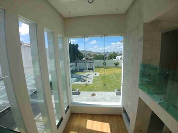 Residencia en renta o venta alberca, gran jardín cuarto de servicio 1 Recámara en PB con vestidor y baño, otras 4 en PA, sala TV y más