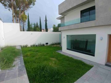 Residencia en renta o venta alberca, gran jardín cuarto de servicio 1 Recámara en PB con vestidor y baño, otras 4 en PA, sala TV y más