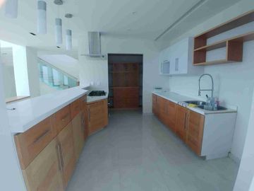 Residencia en renta o venta alberca, gran jardín cuarto de servicio 1 Recámara en PB con vestidor y baño, otras 4 en PA, sala TV y más