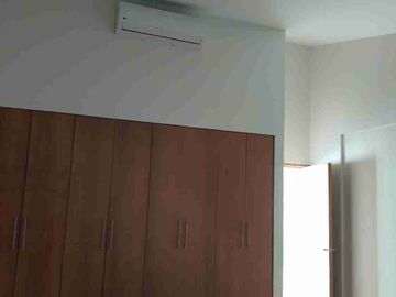 Residencia en renta o venta alberca, gran jardín cuarto de servicio 1 Recámara en PB con vestidor y baño, otras 4 en PA, sala TV y más