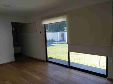 Residencia en renta o venta alberca, gran jardín cuarto de servicio 1 Recámara en PB con vestidor y baño, otras 4 en PA, sala TV y más