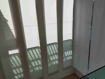 Residencia en renta o venta alberca, gran jardín cuarto de servicio 1 Recámara en PB con vestidor y baño, otras 4 en PA, sala TV y más