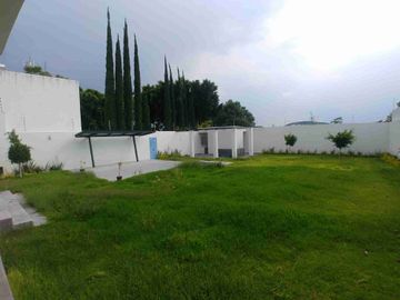 Residencia en renta o venta alberca, gran jardín cuarto de servicio 1 Recámara en PB con vestidor y baño, otras 4 en PA, sala TV y más