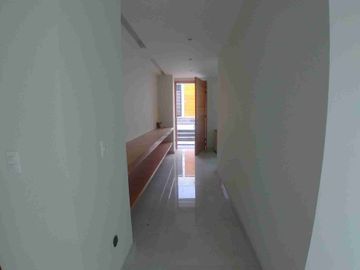 Residencia en renta o venta alberca, gran jardín cuarto de servicio 1 Recámara en PB con vestidor y baño, otras 4 en PA, sala TV y más