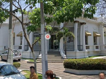Casa en venta en ESQUINA sobre Av. Vallarta colonia Americana