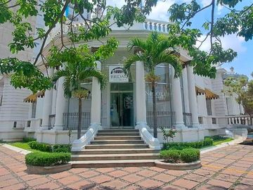 Casa en venta en ESQUINA sobre Av. Vallarta colonia Americana