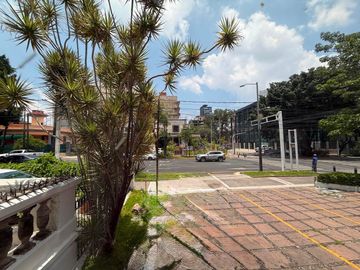 Casa en venta en ESQUINA sobre Av. Vallarta colonia Americana