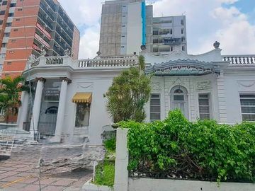 Casa en venta en ESQUINA sobre Av. Vallarta colonia Americana