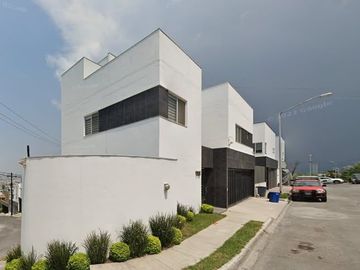 CASA EN VENTA EN CALLE AMBAR, COLINAS DE LAS CUMBRES, MONTERREY, N.L