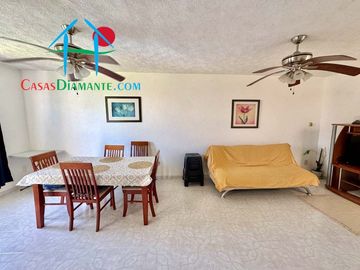 Depa en venta con 2 recámaras, 2 baños y un estacionamiento