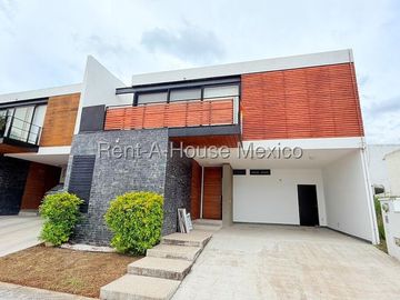 Casa en Venta con Cochera Techada en Cumbres del Lago VM66