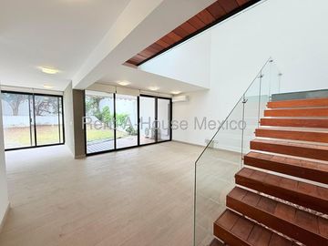 Casa en Venta con Cochera Techada en Cumbres del Lago VM66
