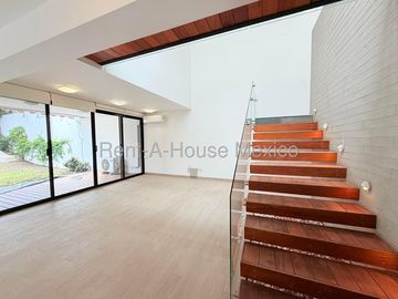 Casa en Venta con Cochera Techada en Cumbres del Lago VM66