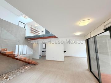 Casa en Venta con Cochera Techada en Cumbres del Lago VM66