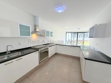 Casa en Venta con Cochera Techada en Cumbres del Lago VM66