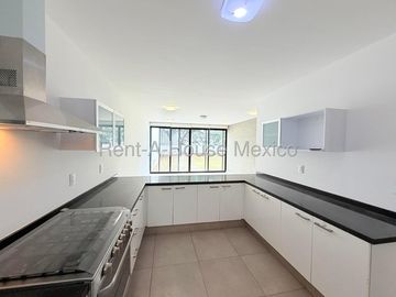 Casa en Venta con Cochera Techada en Cumbres del Lago VM66