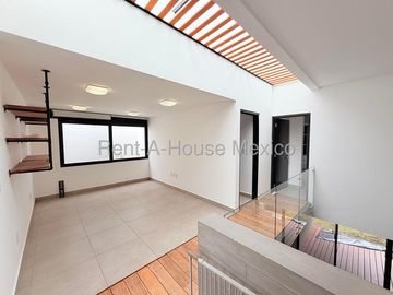 Casa en Venta con Cochera Techada en Cumbres del Lago VM66