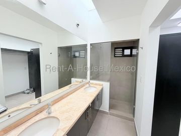 Casa en Venta con Cochera Techada en Cumbres del Lago VM66