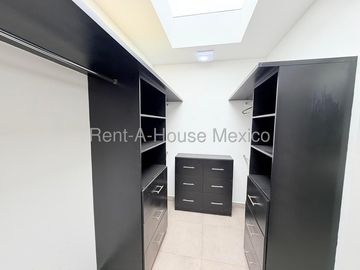 Casa en Venta con Cochera Techada en Cumbres del Lago VM66
