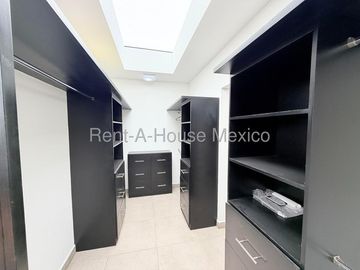 Casa en Venta con Cochera Techada en Cumbres del Lago VM66